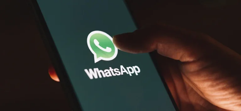 Smartphone con logo de WhatsApp WhatsApp Spoofing: Qué es y cómo protegerte
